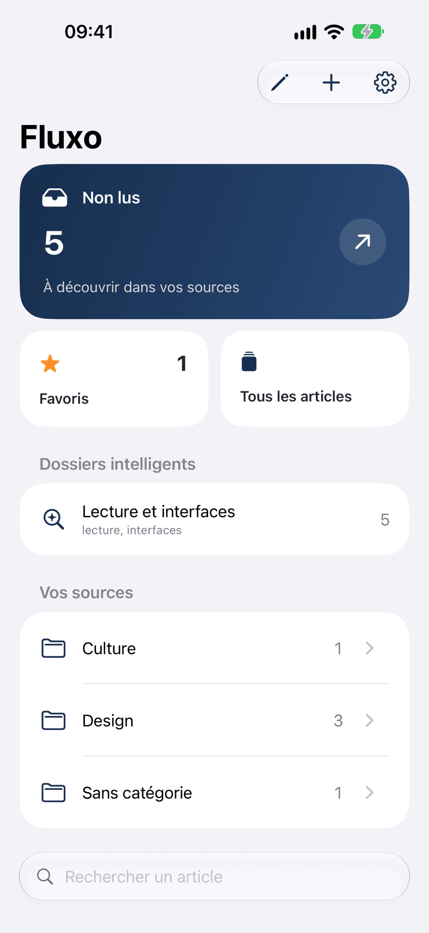 La bibliothèque de Fluxo Reader sur iPhone, avec les non-lus, favoris, dossiers intelligents et sources.